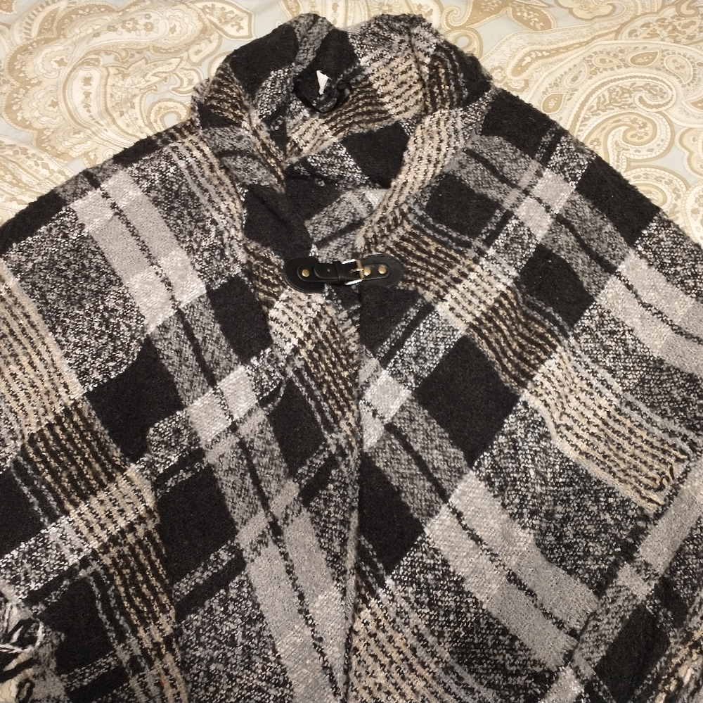 Apt 9 gray black and beige poncho